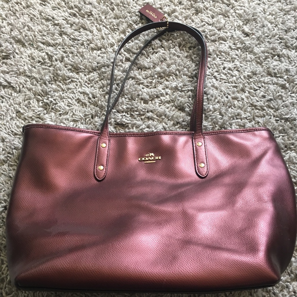 Coach shoulder bag in burgundy